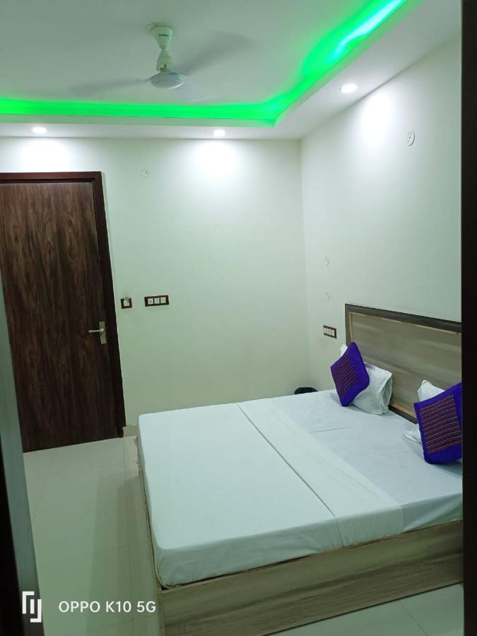 Bed & Breakfast Hotel Red Velvet Suites Delhi Airport