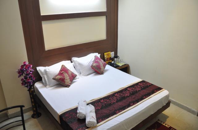 Hotel Oyo Repose Near Gurudwara Shri Bangla Sahib 3*