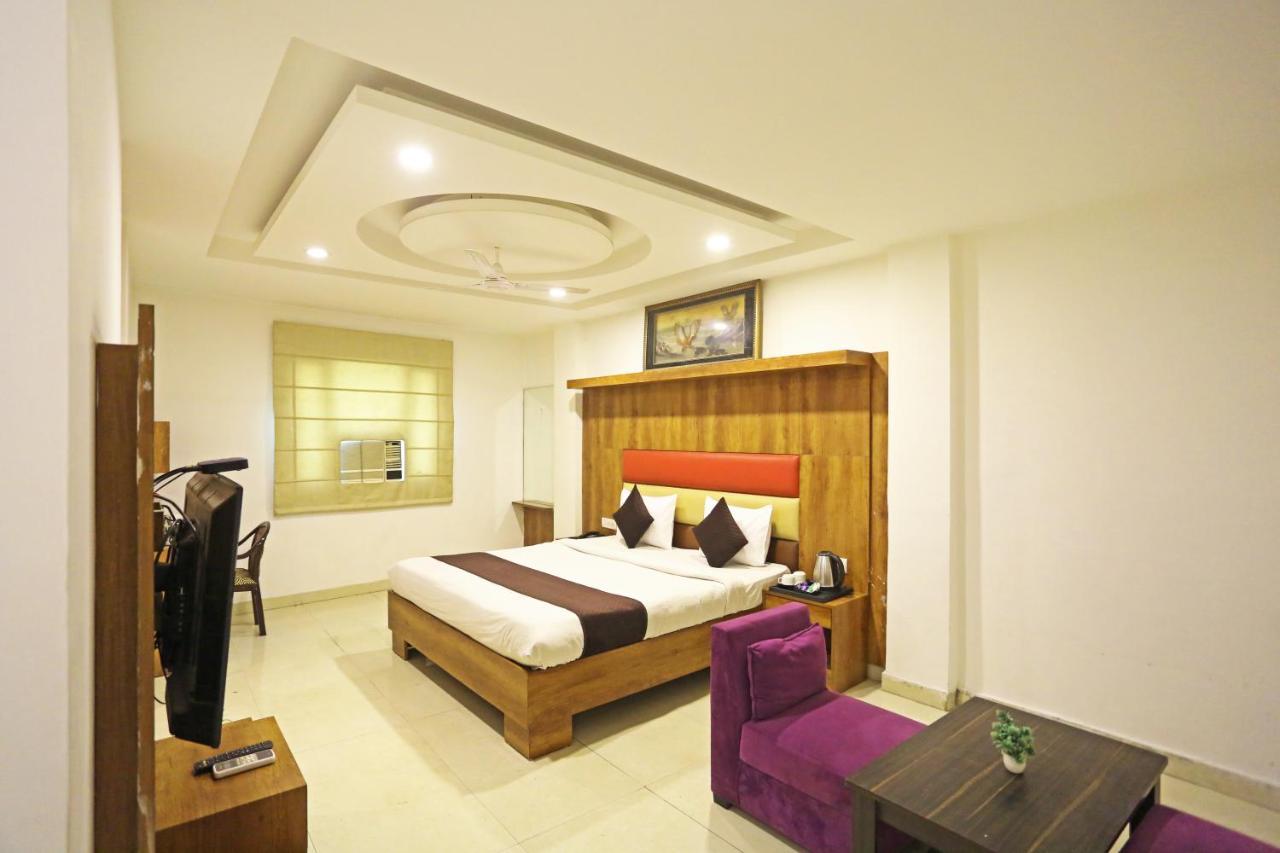 Grand Urban Luxury Near Delhi Airport Hotel 4*