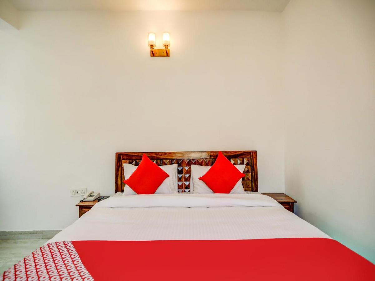 Oyo Blu Lagoon Near Select Citywalk Mall