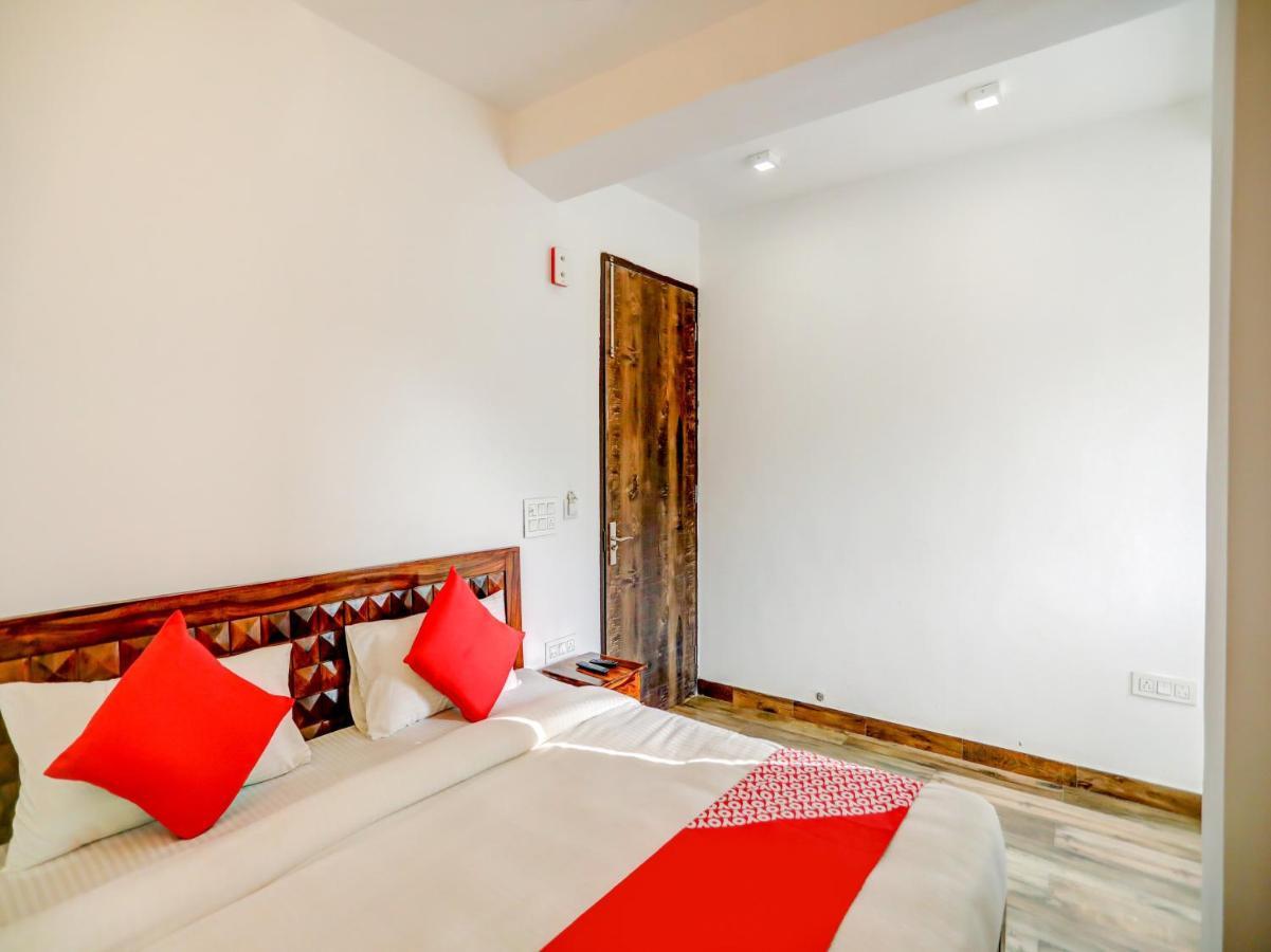 Hotel Oyo Blu Lagoon Near Select Citywalk Mall