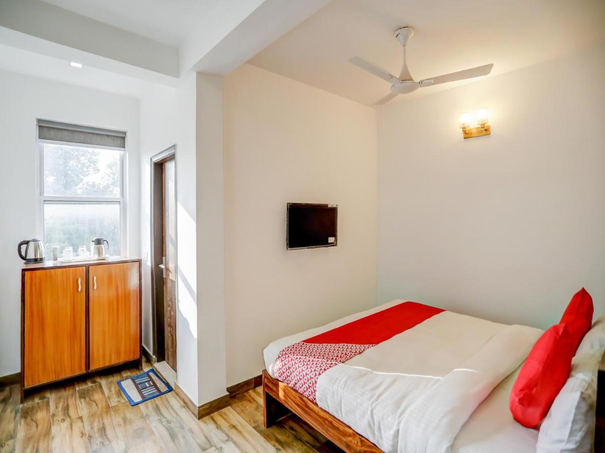 Hotel Oyo Blu Lagoon Near Select Citywalk Mall 3*
