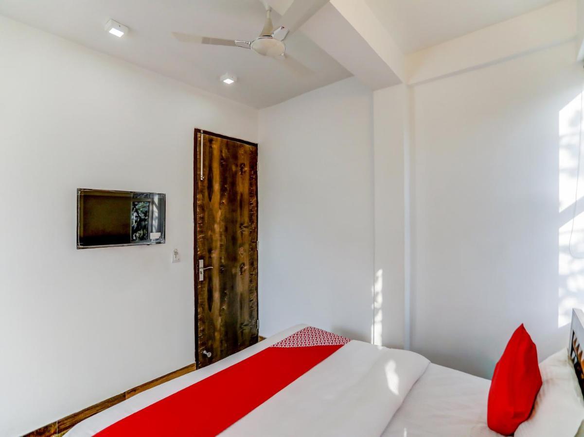Hotel Oyo Blu Lagoon Near Select Citywalk Mall 3*