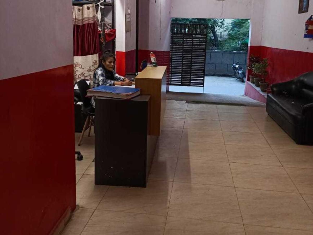 O Kl Khari Near Ashoka Park Mein Metro Hotel 3*