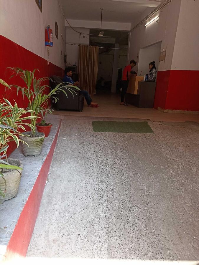 O Kl Khari Near Ashoka Park Mein Metro 3*