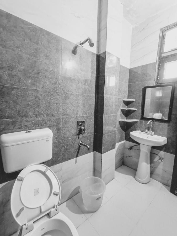 Hotel Lisa Homes - Dwarka Near Ramphal Chowk