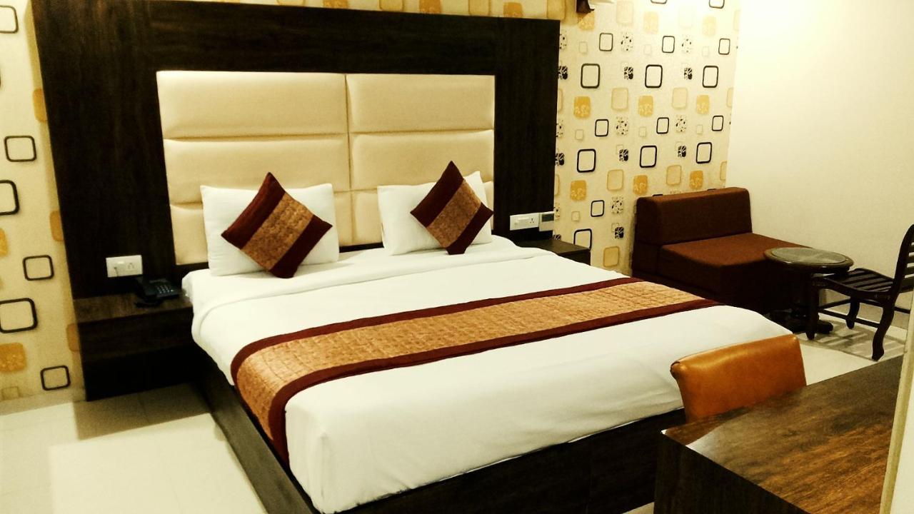 Hotel Nirvana Near Delhi Airport 4*