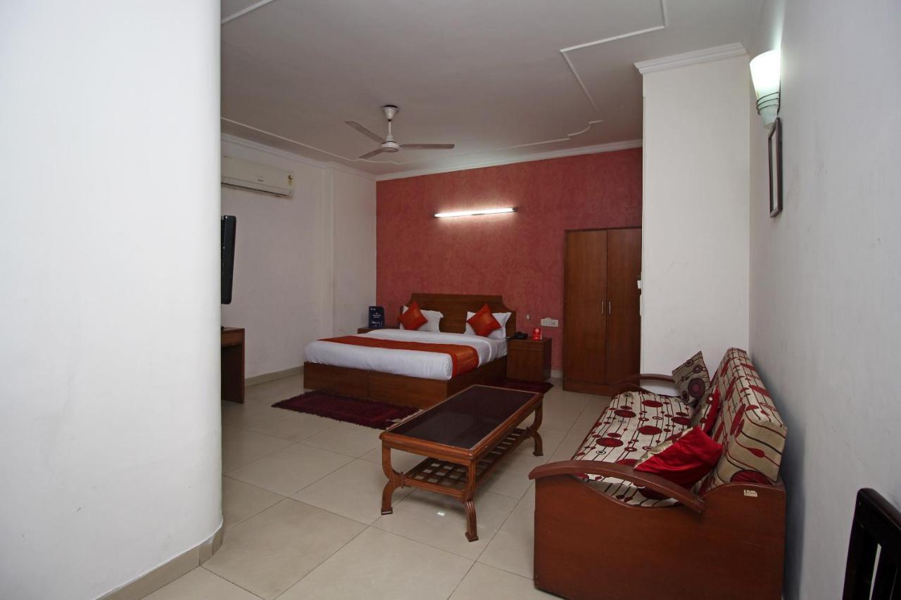 Hotel Oyo Ashoka International Near Gurudwara Shri Bangla Sahib 3*