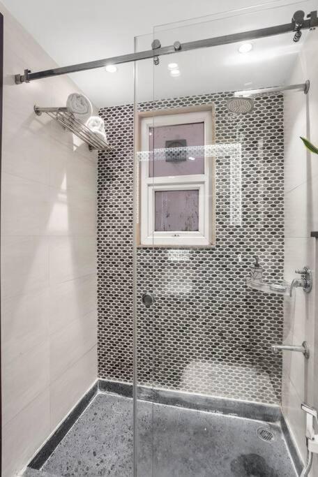 Apartment Homlee-pentagon 3 Bhk Luxurious-lift-parking-saket *