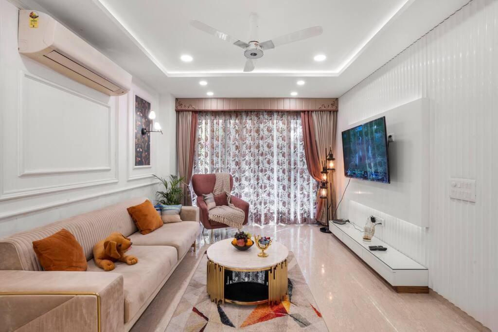 Apartment Homlee-pentagon 3 Bhk Luxurious-lift-parking-saket *