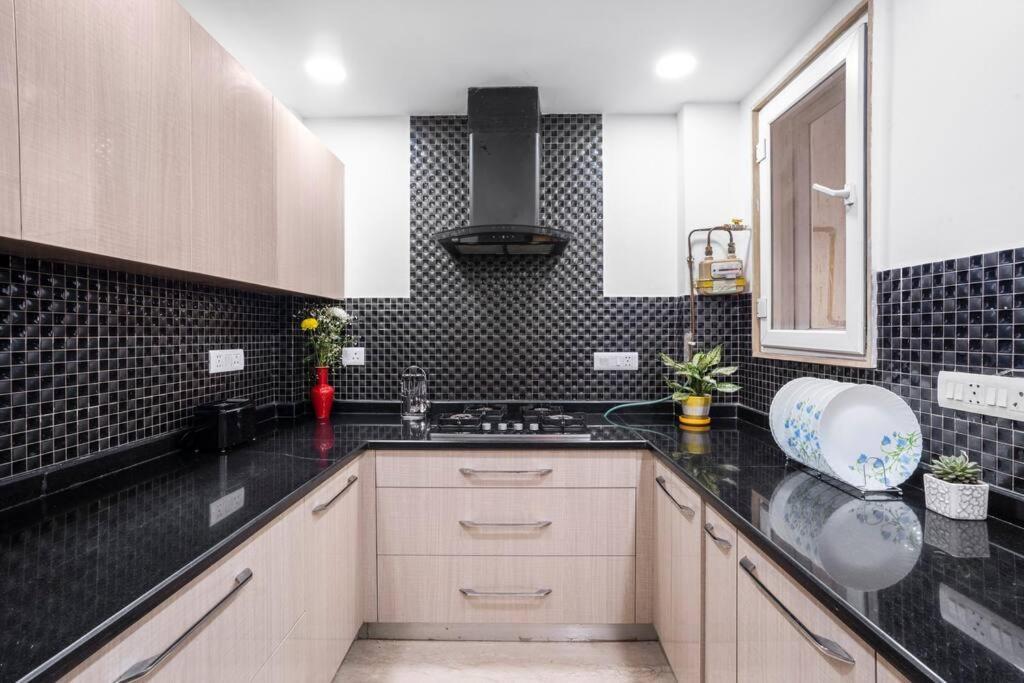 Apartment Homlee-pentagon 3 Bhk Luxurious-lift-parking-saket