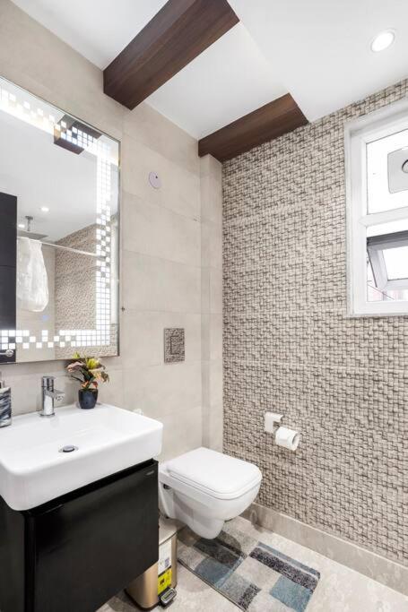 Apartment Homlee-pentagon 3 Bhk Luxurious-lift-parking-saket *