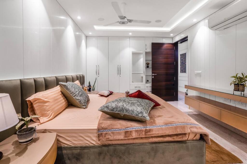 Apartment Homlee-pentagon 3 Bhk Luxurious-lift-parking-saket New Delhi