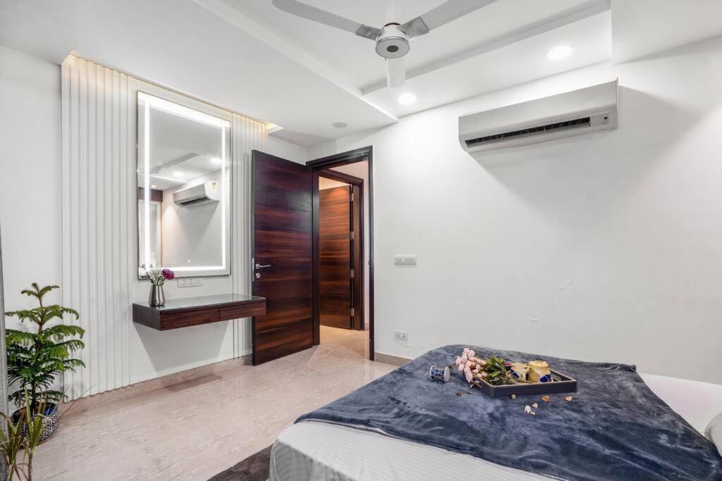 Apartment Homlee-pentagon 3 Bhk Luxurious-lift-parking-saket *