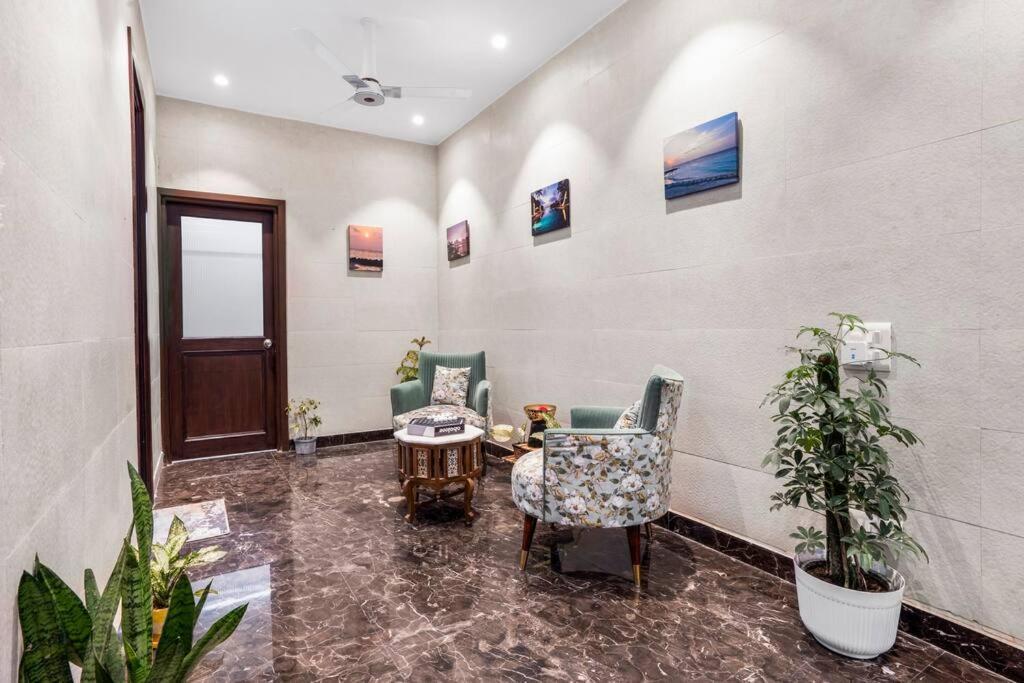 Apartment Homlee-basement Flat With Kitchen In Saket, South Delhi *