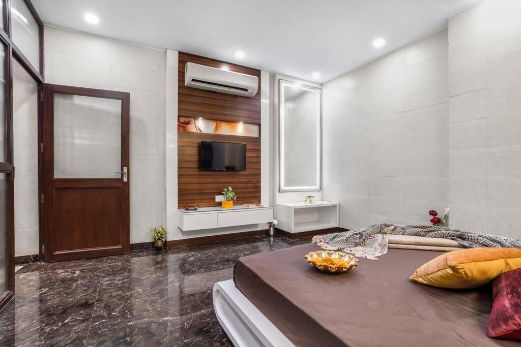 Apartment Homlee-basement Flat With Kitchen In Saket, South Delhi