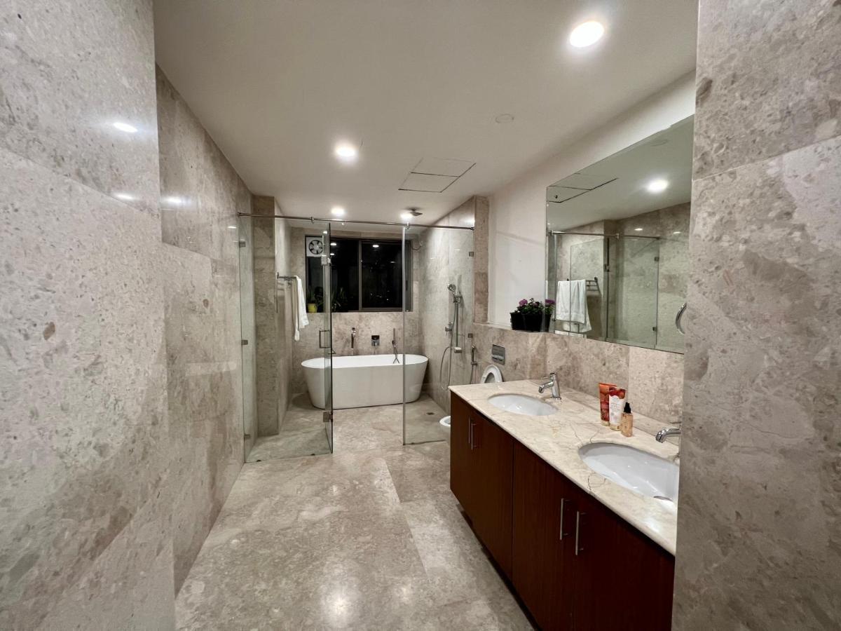 Luxury Master Bedroom With Bathtub N Private Entry Best For Parties *