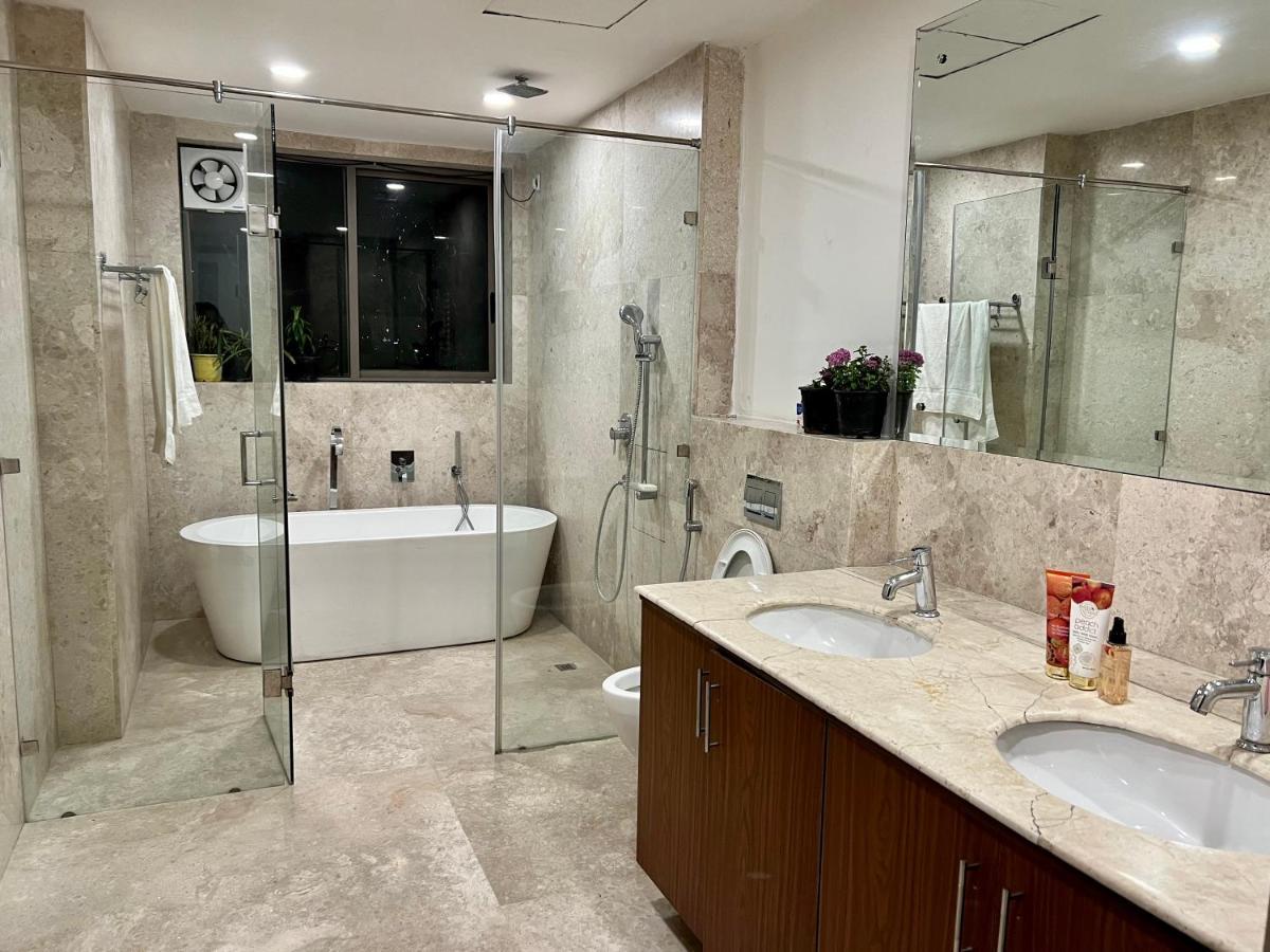 Casa de hóspedes Luxury Master Bedroom With Bathtub N Private Entry Best For Parties