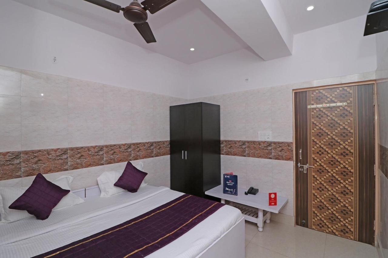 Oyo New Capital Near M2k Cinemas Rohini 3*