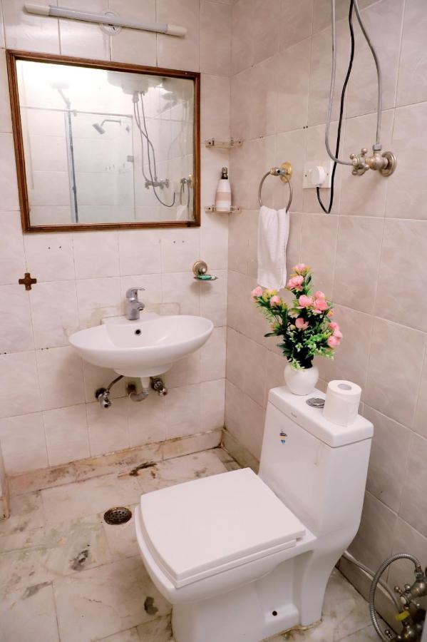 Fortune Service 1bhk, D-198,ugf Apartment New Delhi