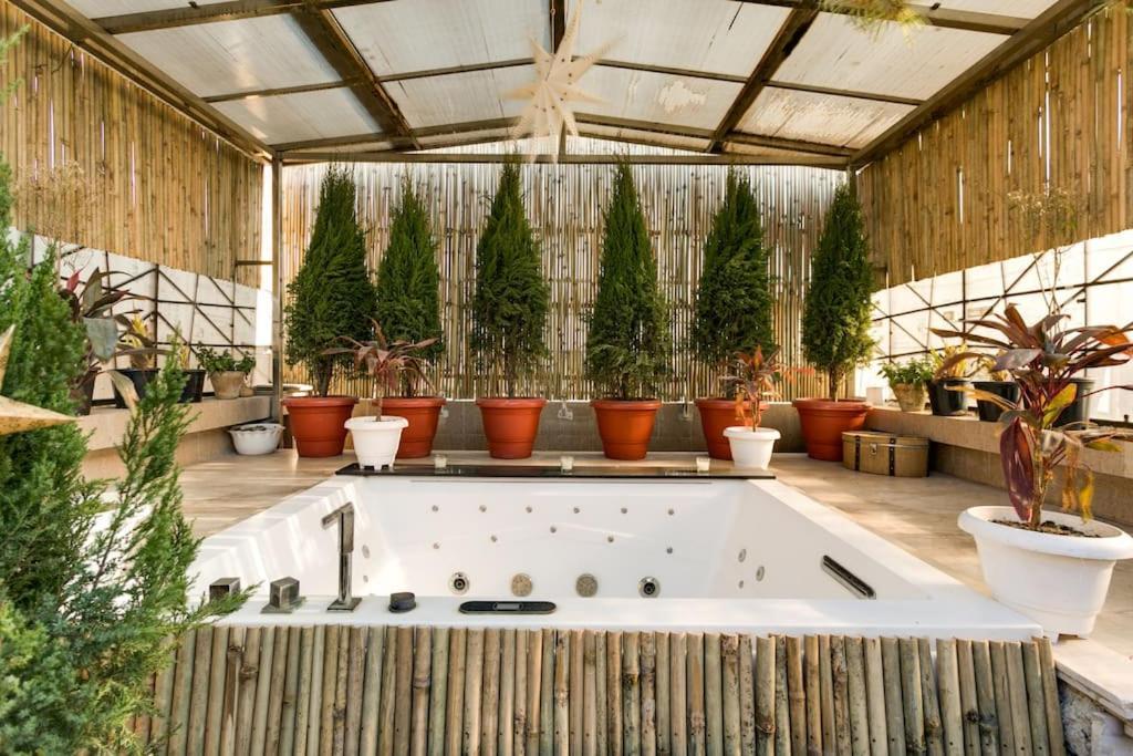 Jacuzzi, Stunning1br ,terrace, Location * New Delhi