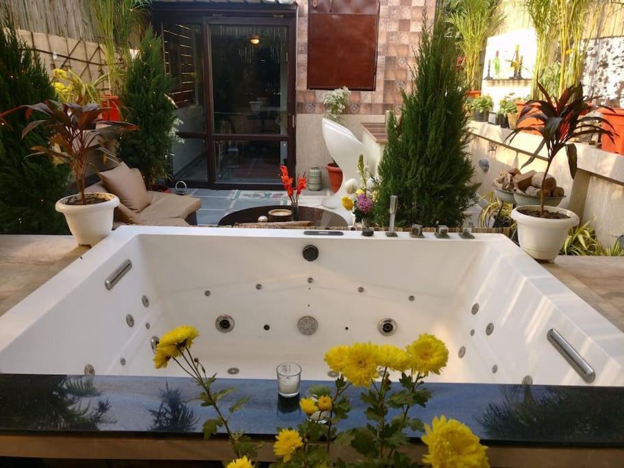 Jacuzzi, Stunning1br ,terrace, Location Holiday home New Delhi