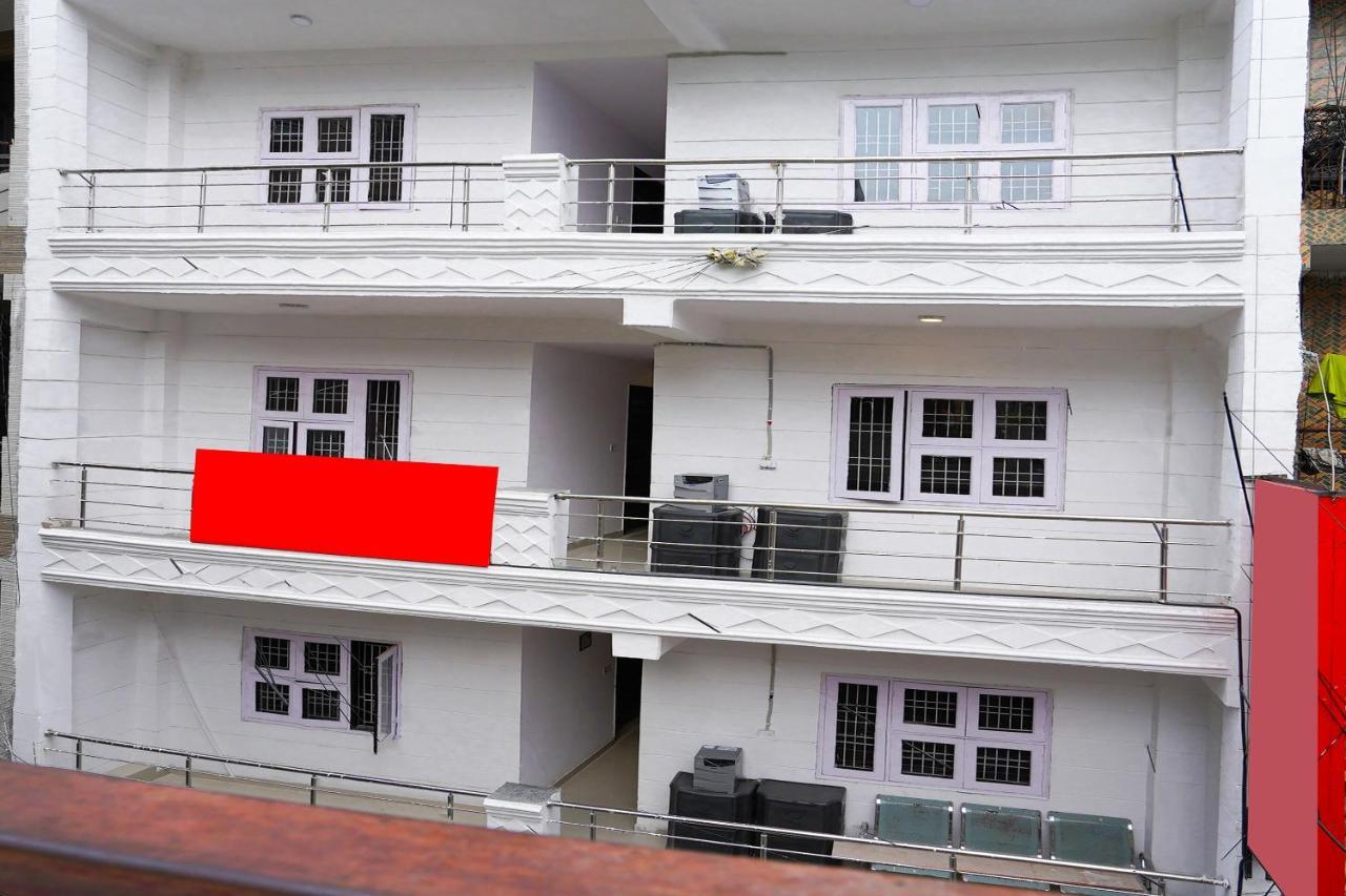Hotel Oyo Discovery Near New Ashok Nagar Metro Station 3*