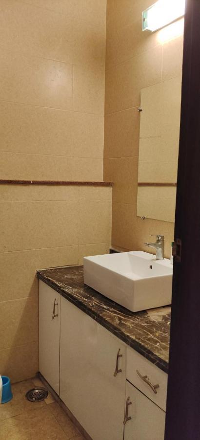 Spacious 2bhk Apartment! * Nova Deli