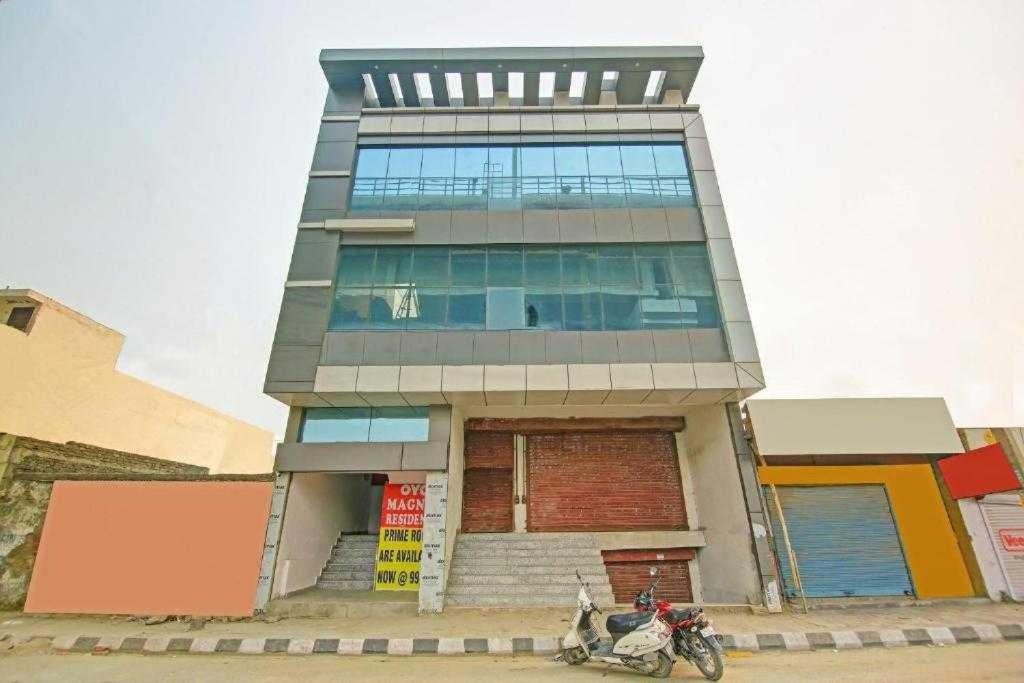 Oyo Magnet Residency Near Nangli Metro Station Hotel 3*
