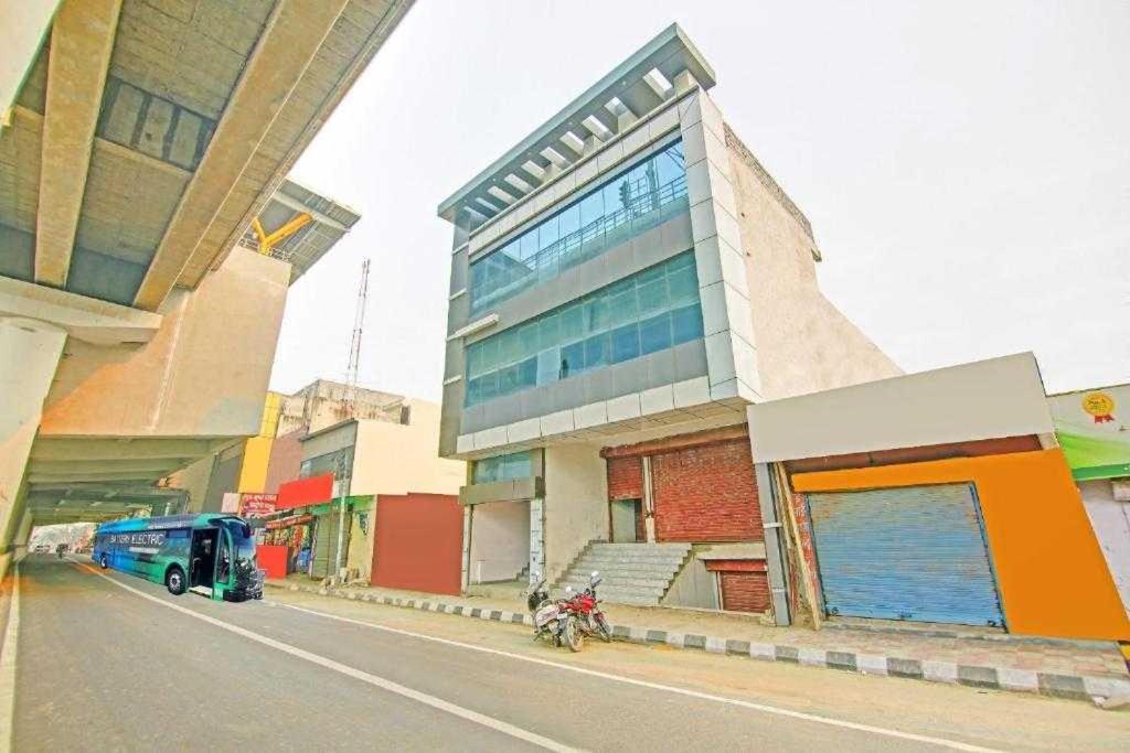 Oyo Magnet Residency Near Nangli Metro Station 3* New Delhi