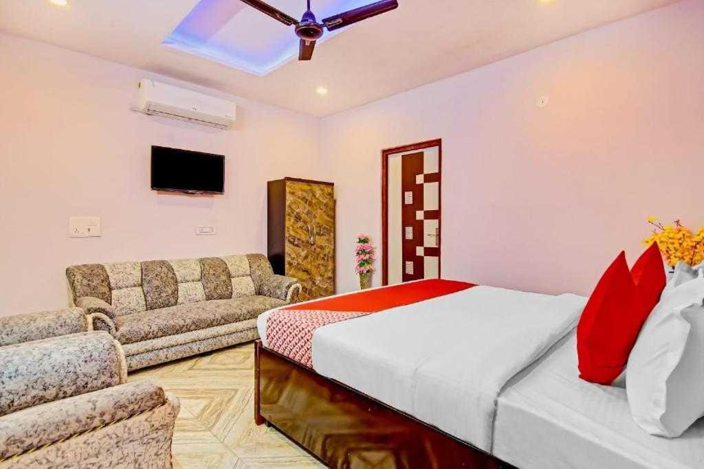 Oyo Magnet Residency Near Nangli Metro Station 3*