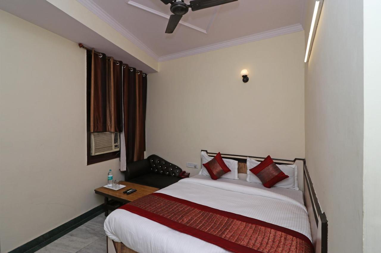 Hotel Oyo Silver Shine Near Gurudwara Shri Bangla Sahib Nova Deli