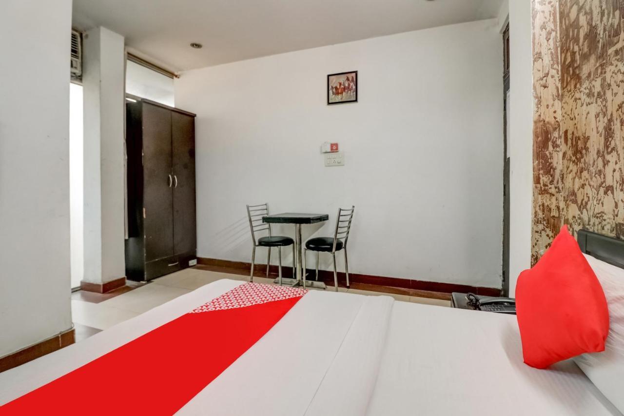 Hotel Oyo Prime Residency Near Chhatarpur Metro Station 3*