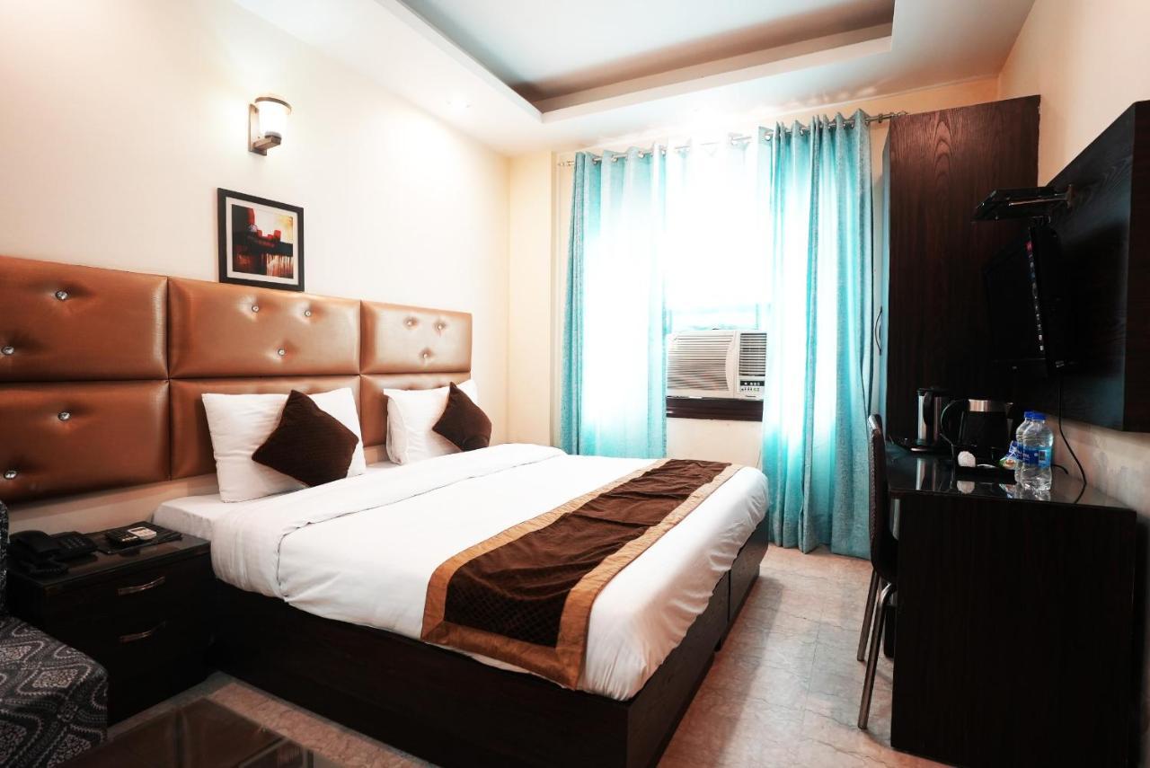 S & B East - Patel Nagar 3*