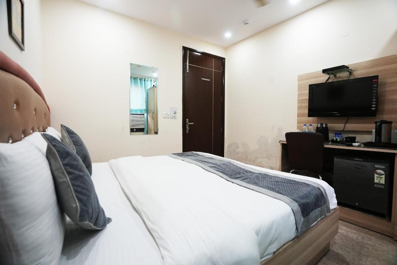 S & B East - Patel Nagar Hotel