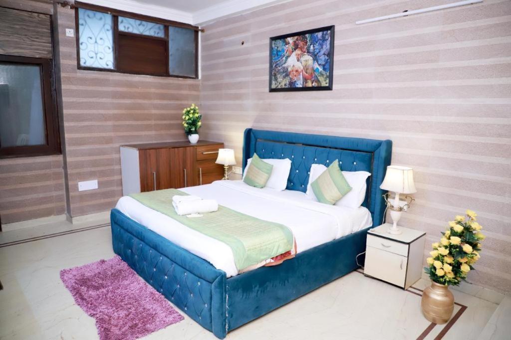Divine India Service 3 Bhk D-198 Saket