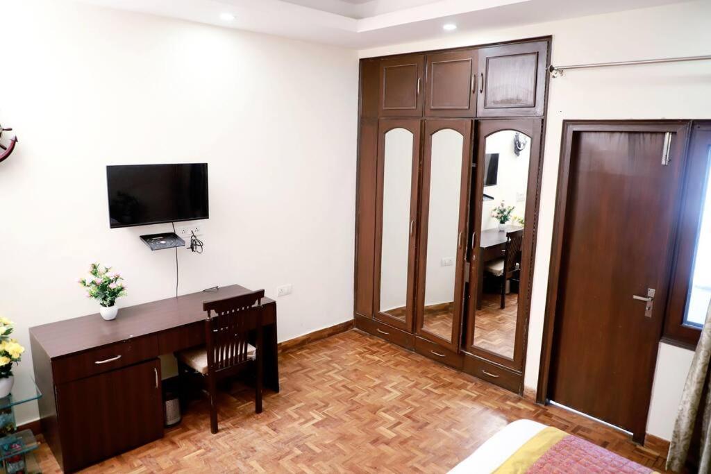 Apartamento Divine India Service 3bhk 1b Saket Nova Deli