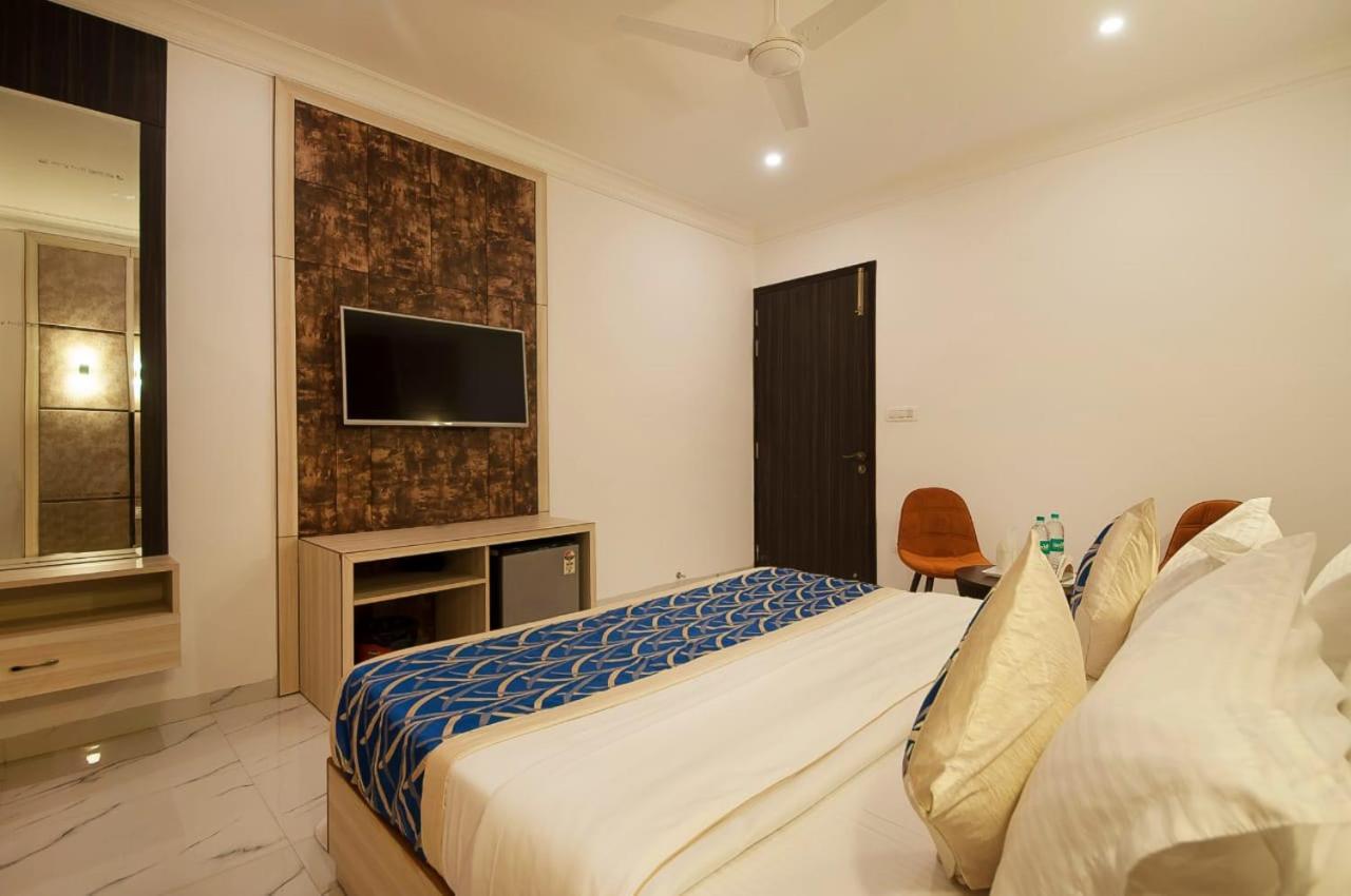Hotel Almora Near Delhi Airport 3*