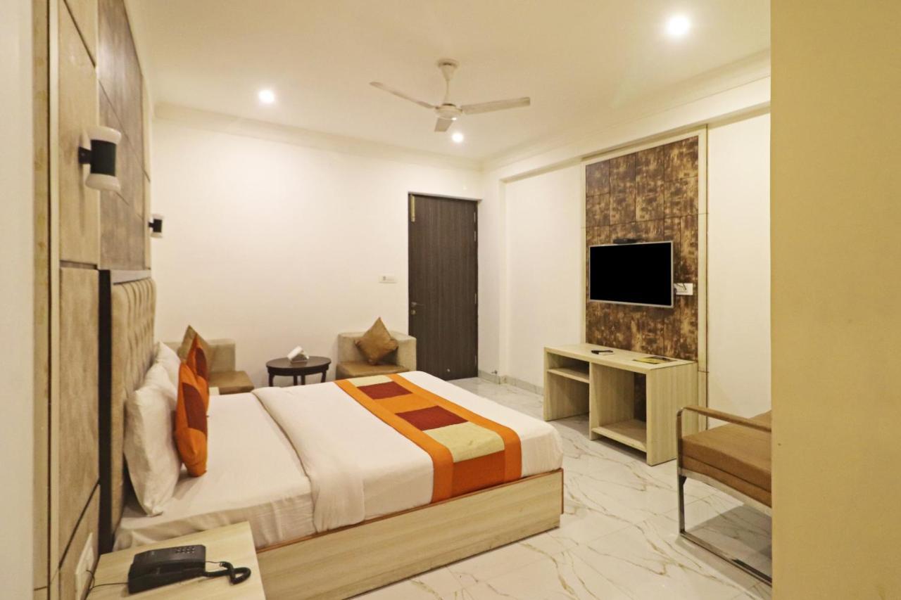 Hotel Almora Near Delhi Airport 3*