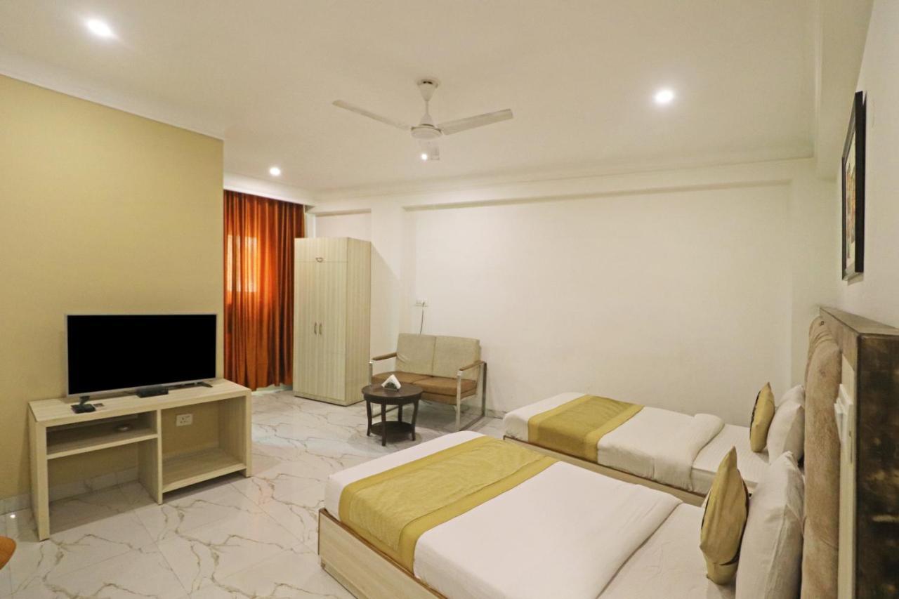 Hotel Almora Near Delhi Airport 3*