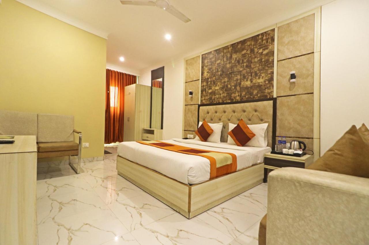 Hotel Almora Near Delhi Airport 3*