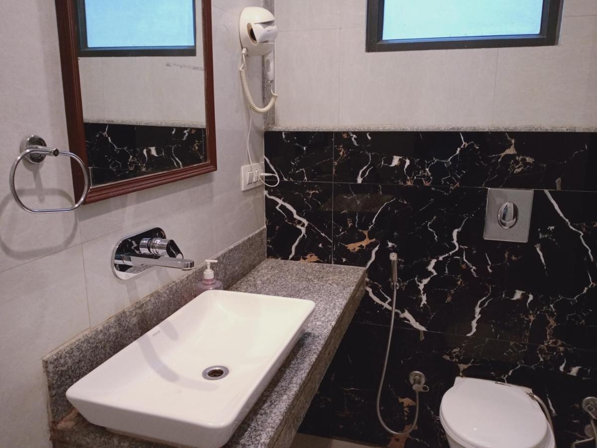 Hotel Almora Near Delhi Airport 3*
