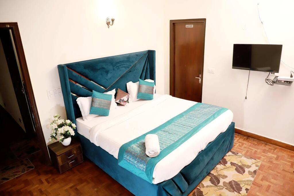 Divine India Service 3bhk 1b Saket * Nova Deli