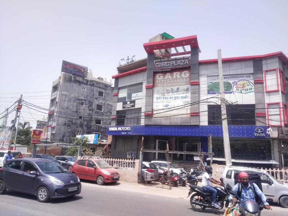Oyo Flagship 44094 Grand Near Dashrath Puri Metro Station Hotel 3*