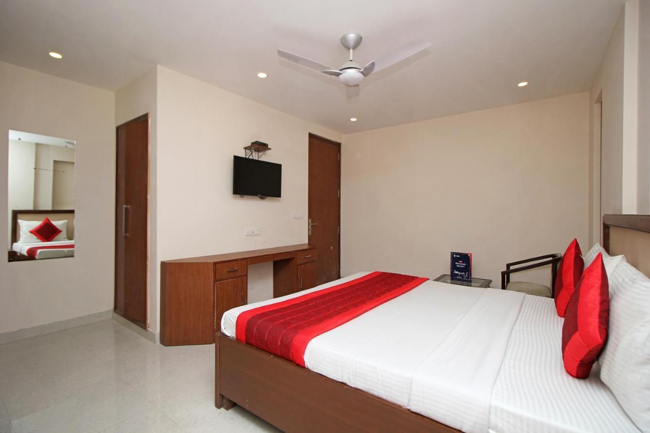 Oyo Blu Pebbles Near Delhi Airport 3*