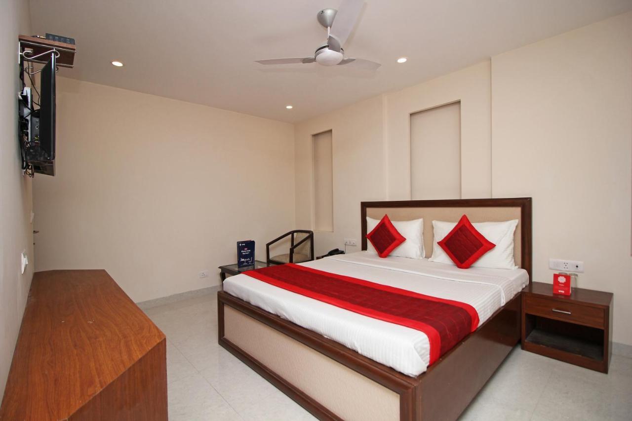 Oyo Blu Pebbles Near Delhi Airport Hotel