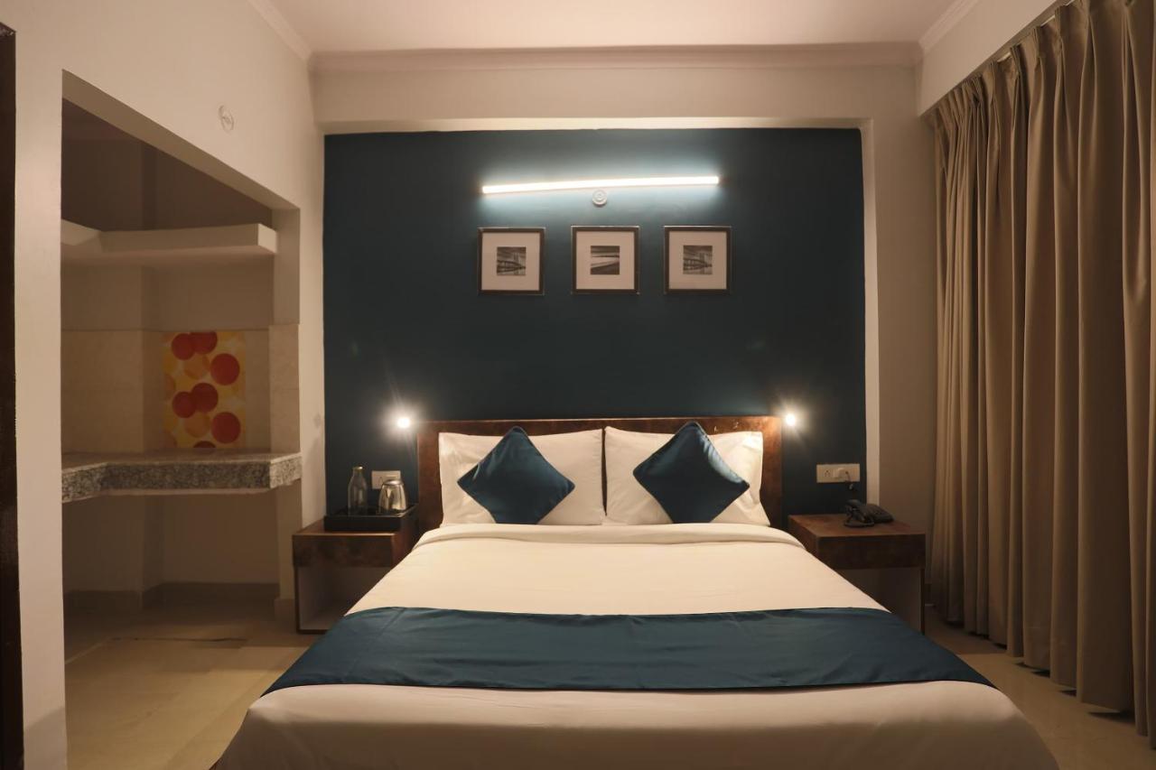Hotel Oyo Silverkey Ratiram Palace Near Worlds Of Wonder 3*