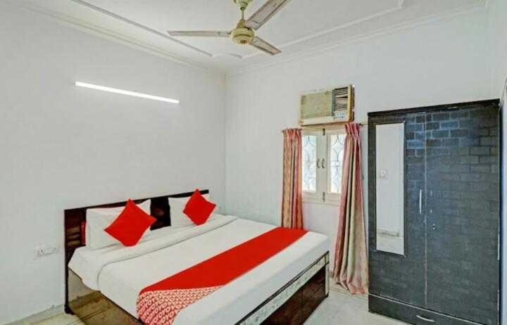 Hotel Oyo Max Residency Near Dlf Avenue Saket New Delhi