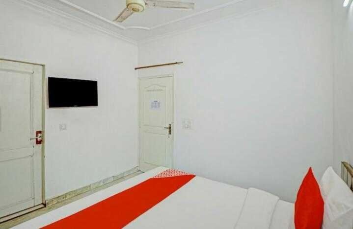 Hotel Oyo Max Residency Near Dlf Avenue Saket New Delhi