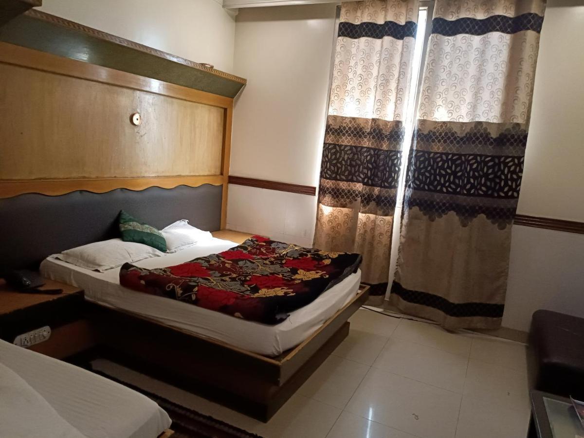 Oyo 75948 Tushar Continental 3*